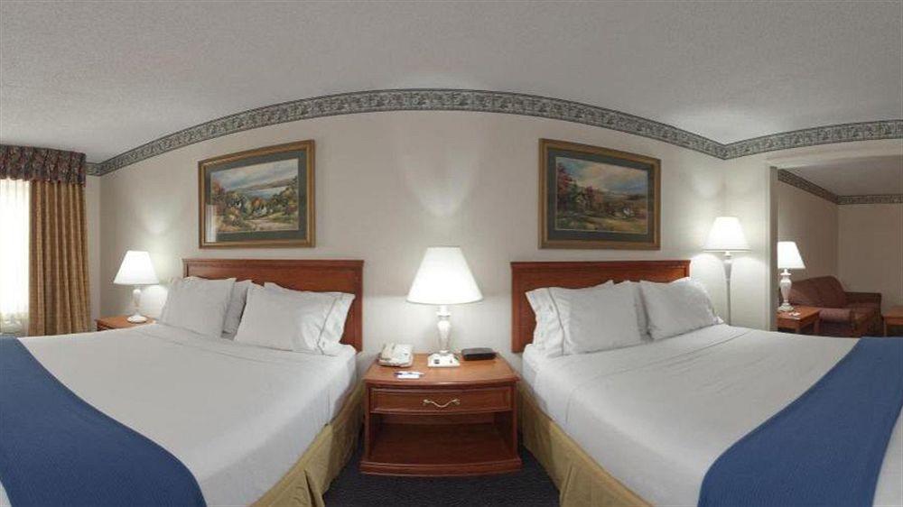Holiday Inn Express Hotel & Suites Lancaster Exterior photo