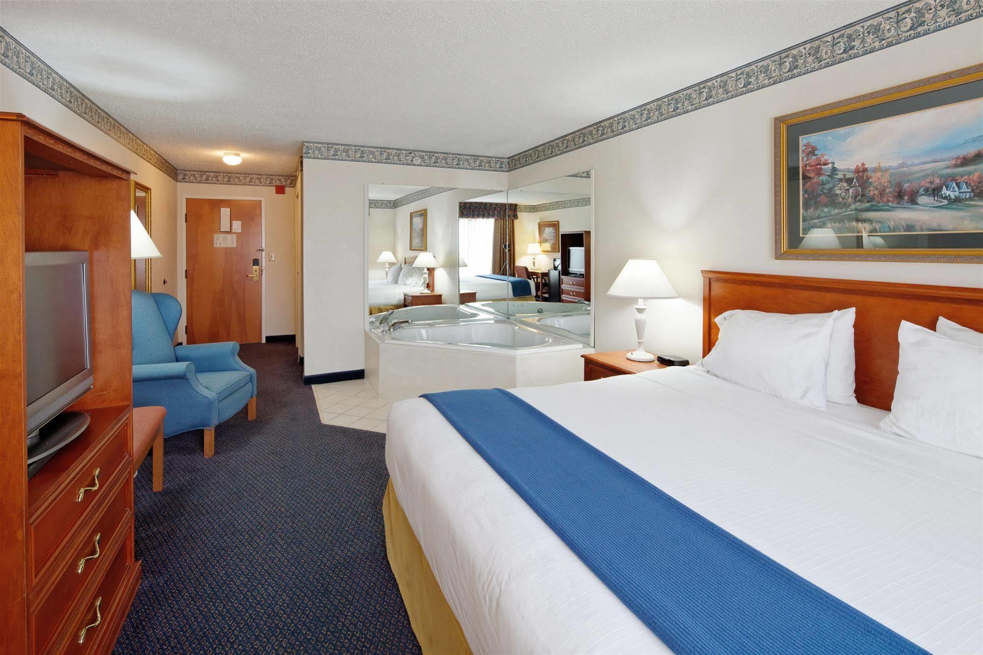 Holiday Inn Express Hotel & Suites Lancaster Room photo