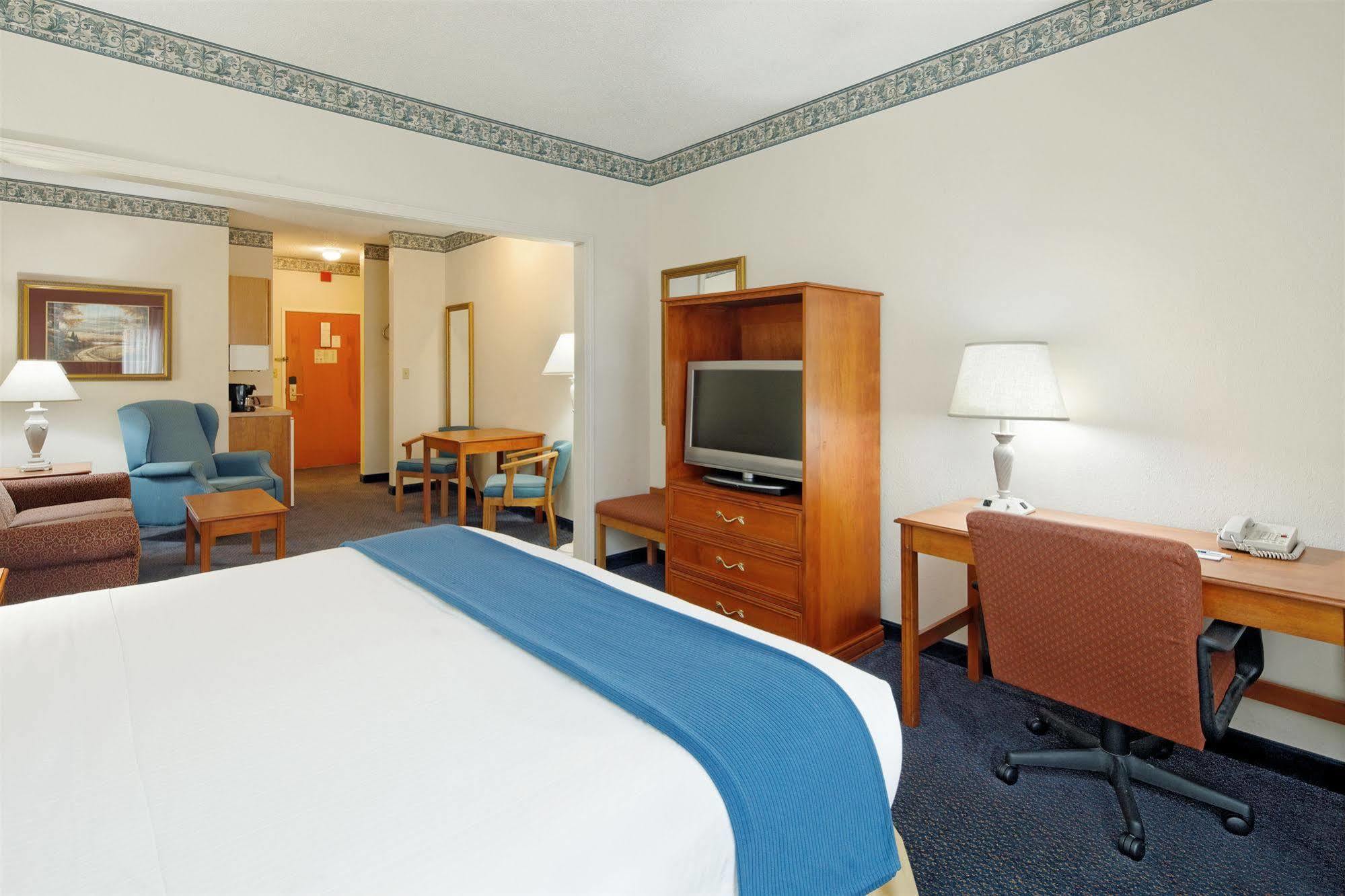 Holiday Inn Express Hotel & Suites Lancaster Exterior photo