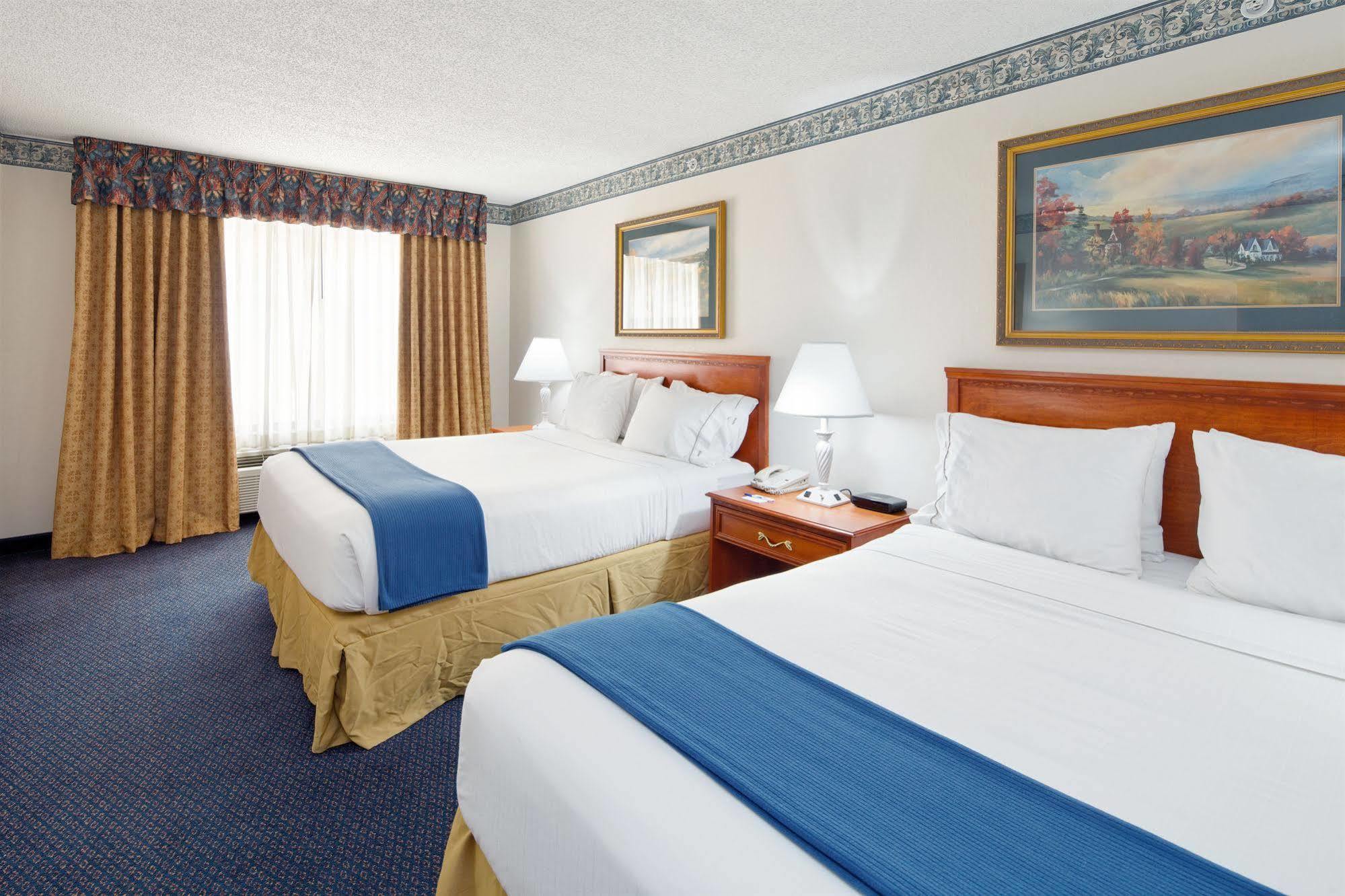 Holiday Inn Express Hotel & Suites Lancaster Exterior photo
